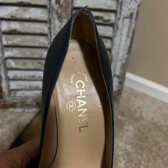 Chanel navy stacked heel pointed toe pumps. Logo on toe. 38.5 - Picture 3 of 14